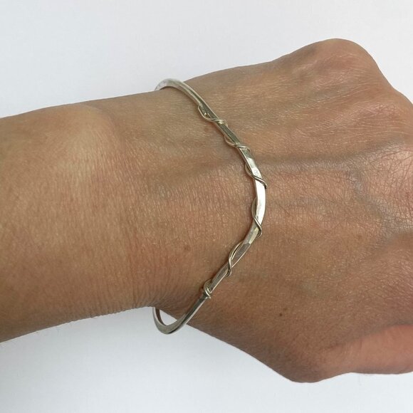 Sterling Silver 925 Dainty Twisted Hammered V Shaped Cuff Bracelet 6.75" - Picture 1 of 16